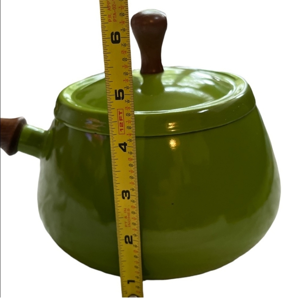 MCM VINTAGE GREEN ENAMEL FONDUE POT WITH WOODEN HANDLE AND LID. - Picture 2 of 6